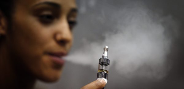Parlamentarii vor să interzică utilizarea țigărilor electronice în spațiile publice