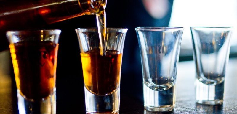 Studiu: Tinerii consumă mai puțin alcool