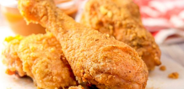 Consumul regulat de pui prăjit crește riscul decesului cu 13%