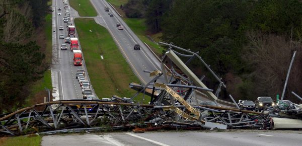 Zeci de morți în Alabama în urma tornadelor