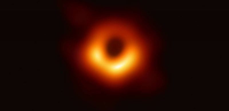 A fost prezentată prima imagine cu o gaură neagră