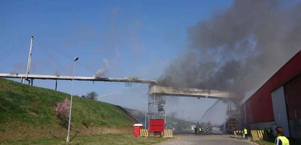 Incendiu puternic la o fabrică de lemn din Sebeș. Îndemnuri la incendiere pe pagina unui ONG de mediu