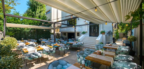 Este legală taxa Covid aplicată de unele restaurante?