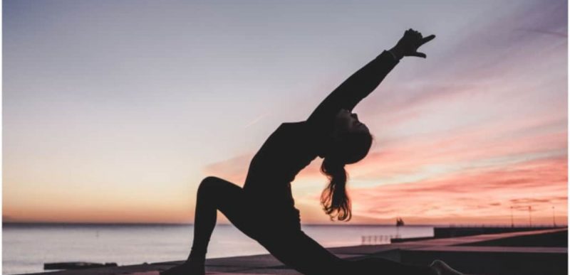 Yoga: Top 12 beneficii pe care le poate aduce sănătății