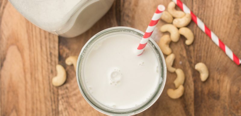 Laptele de caju: 9 beneficii pe care le poate aduce sănătății