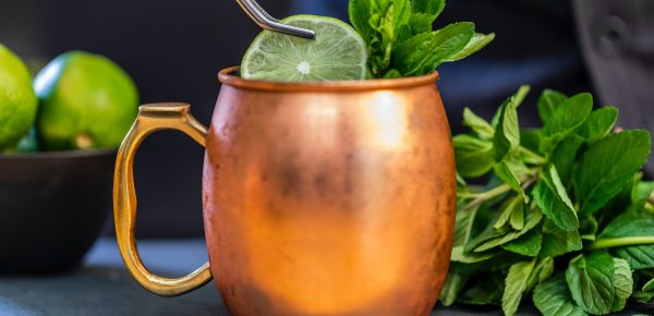 12 beneficii uimitoare ale apei consumate din recipient de cupru