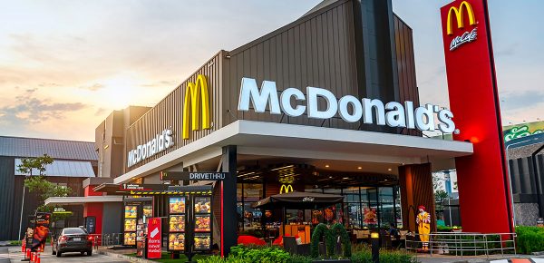 După 14 ani, McDonald’s crește prețul cheeseburgerilor