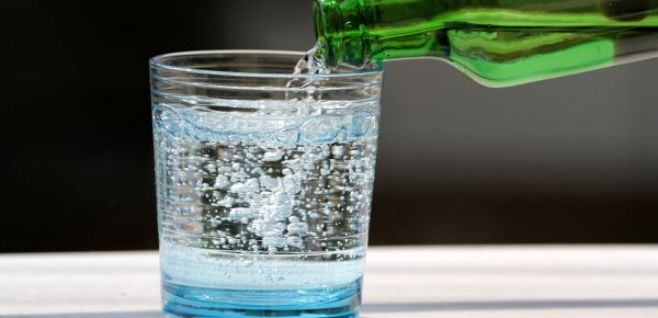 Pericolul la care se supun cei care consumă apă minerală