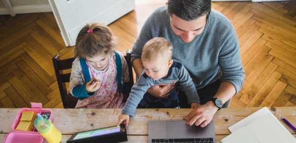 E oficial, 4 zile de telemuncă pe lună pentru salariații care au copii cu vârsta de până la 11 ani