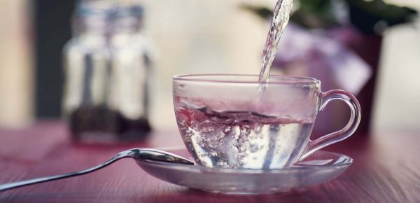 Beneficiile consumului de apă caldă pe stomacul gol